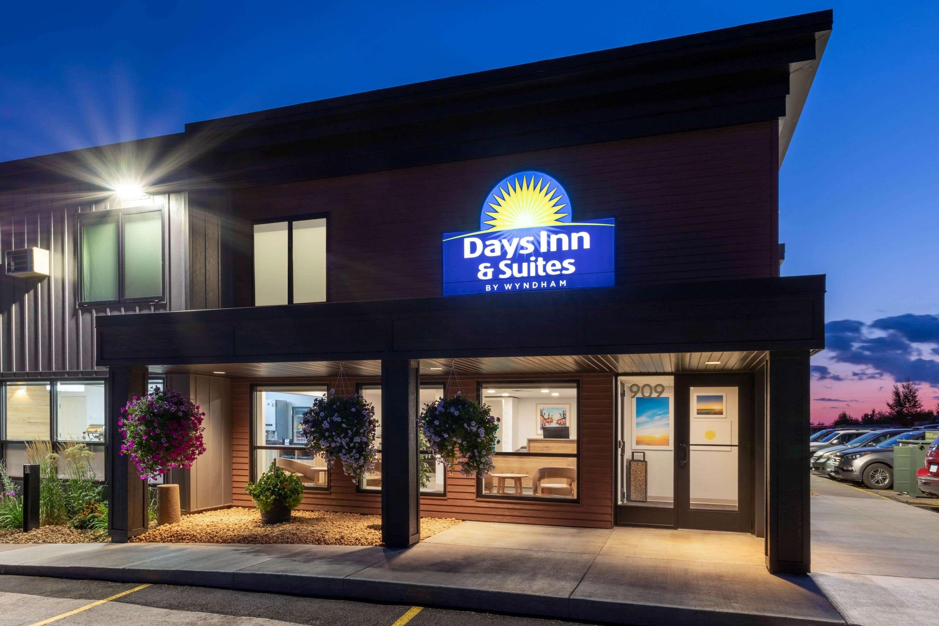 Days & By Wyndham By The Mall Hotel